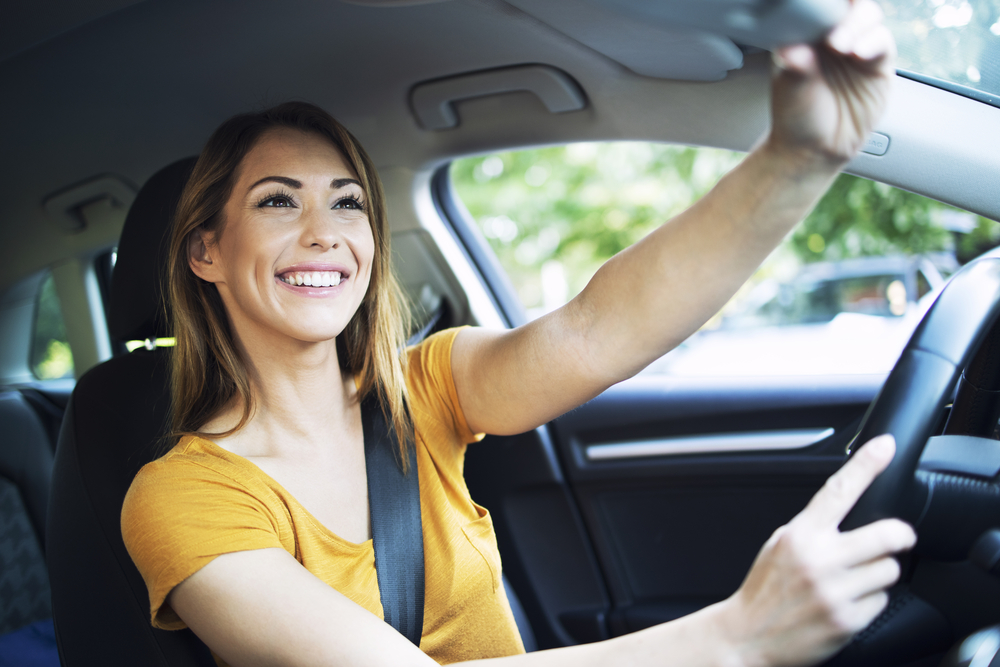 vrouw met nieuwe auto