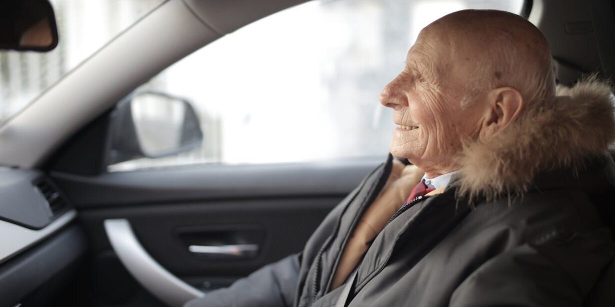 oude man in de auto