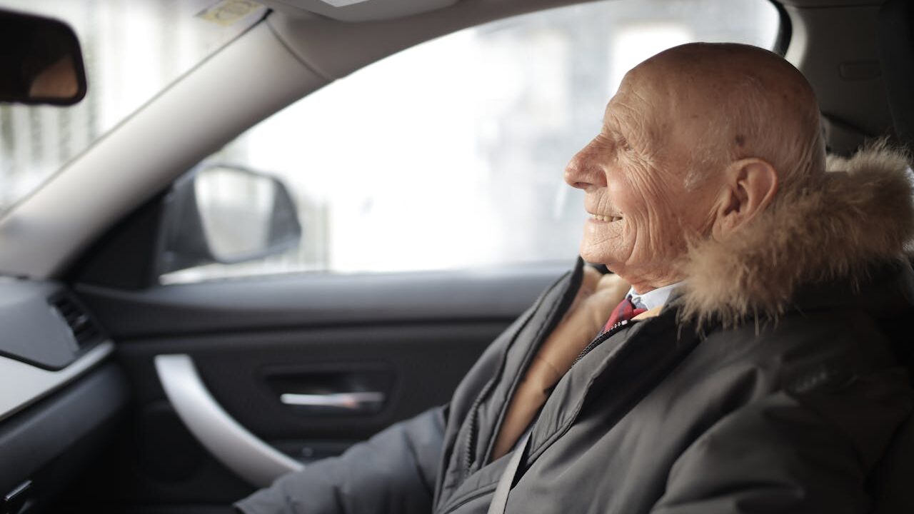 oude man in de auto