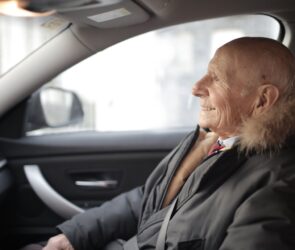 oude man in de auto